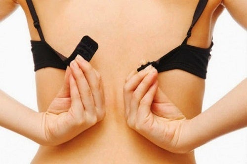 Does wearing a bra influence the development of breast cancer